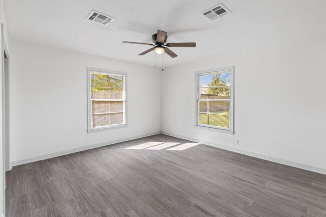 Photo - 2718 Demarest St