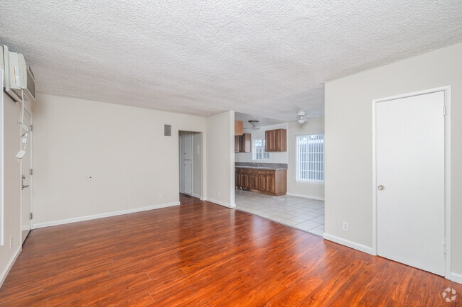 1BR, 1BA - 730SF - Living Room
