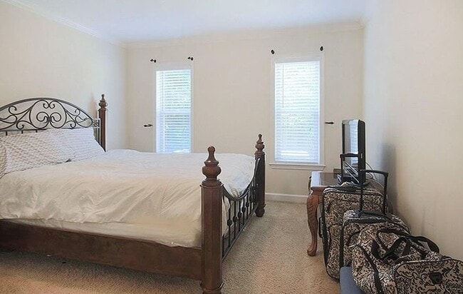 Master bedroom - 1513 E Franklin St Unit 123