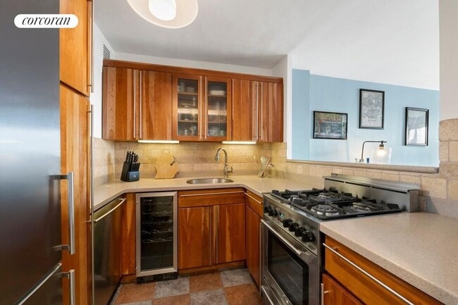 Building Photo - 145 E 15th St Rental