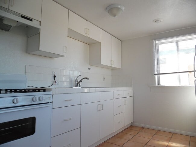 Photo - Point Loma 1BR 1BA A/C-Open Floor Plan-Beautiful Wood Flooring-Parking Unidad 3218  C