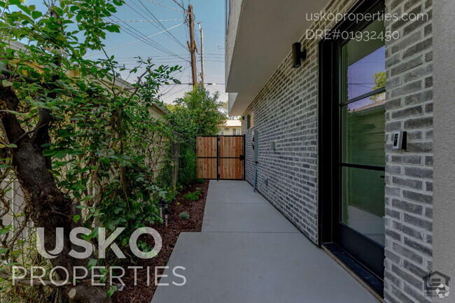 Building Photo - "Charming 1-Bedroom Unit 2 Rental
