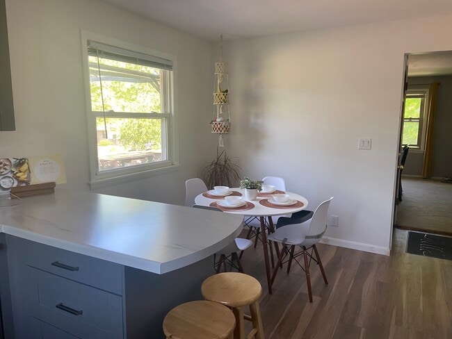 Building Photo - 11611 W Elmhurst Pky Unit Upper