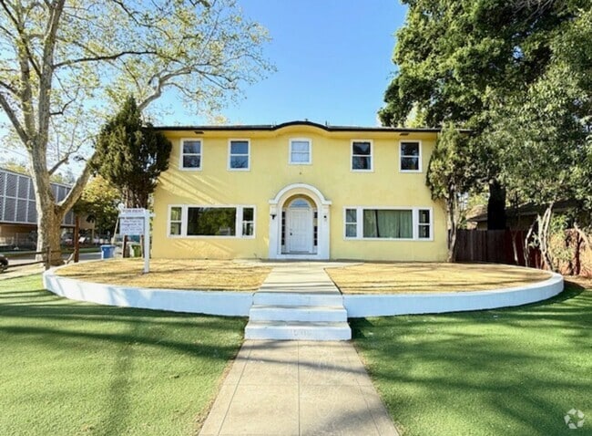 Building Photo - Large home for your organization