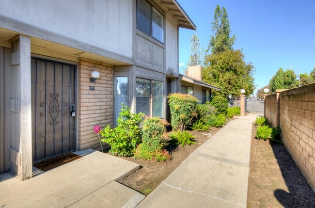 Building Photo - 4676 E Alamos Ave Unit 127