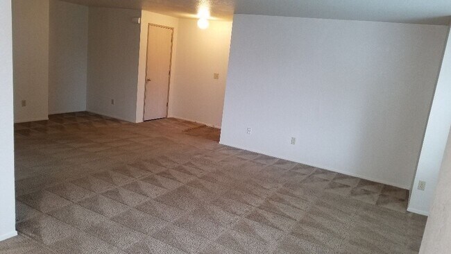 Photo - 122-Ring Manor