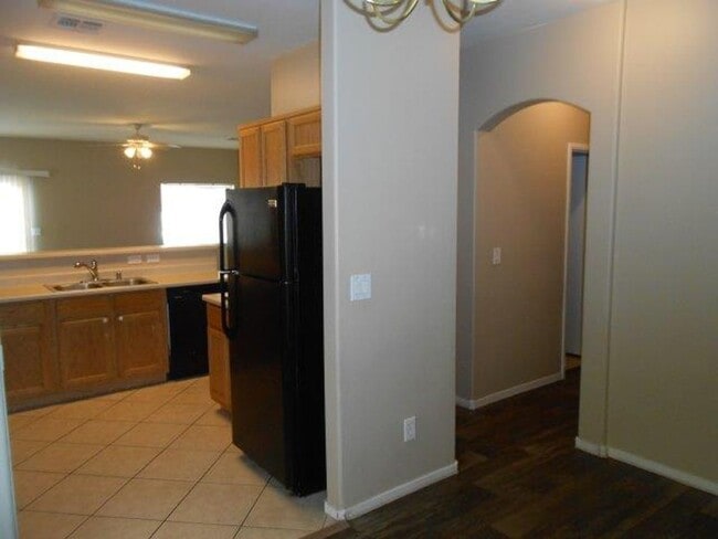 Photo - Large Spacious 3 Bedroom Townhome with Com...