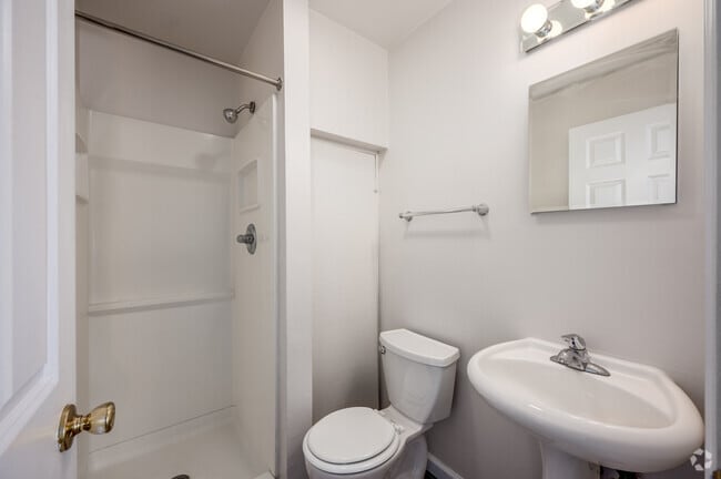 2BR, 1BA - 600SF - Bathroom - Pierce Street Apartments