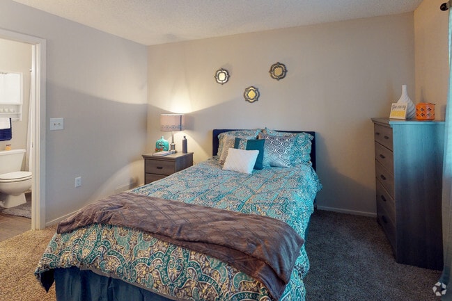 2BR, 2BA - 900 SF