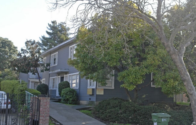 Building Photo - Welcome To Your New Home In The Heart Of B... Unit 5