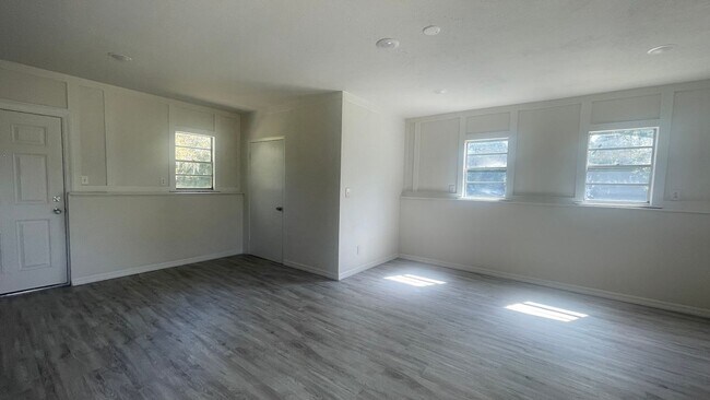 Photo - 703 Gotts Rd