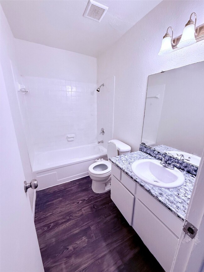 Photo - 5625 Antoine Dr Unit 421