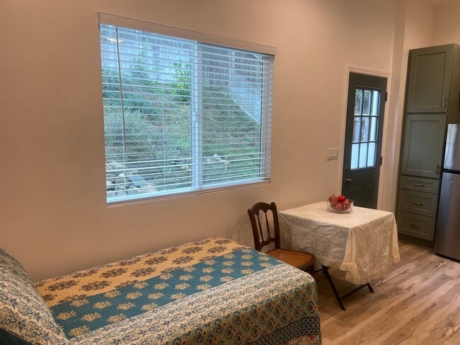 Bright and lots of light - 1373 Napoli St Unit Quiet Studio