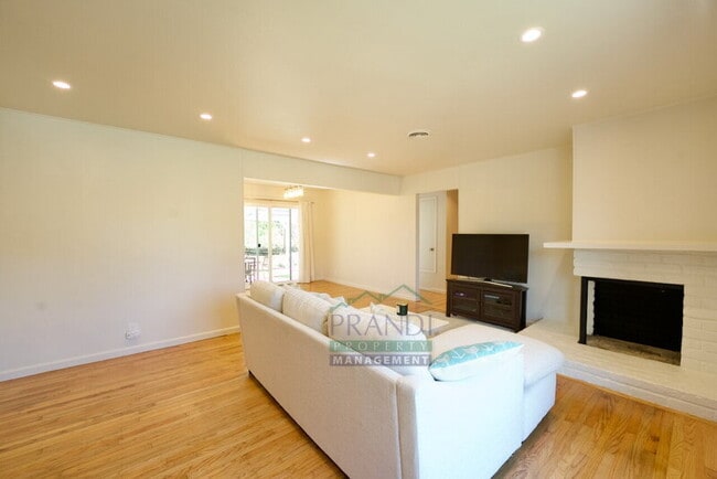 Photo - 2061 Carolyn Way