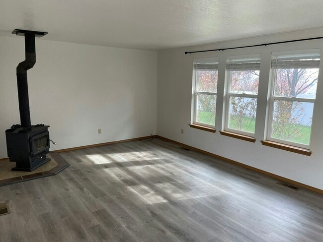 Building Photo - 4801 Hillcrest Dr Rental