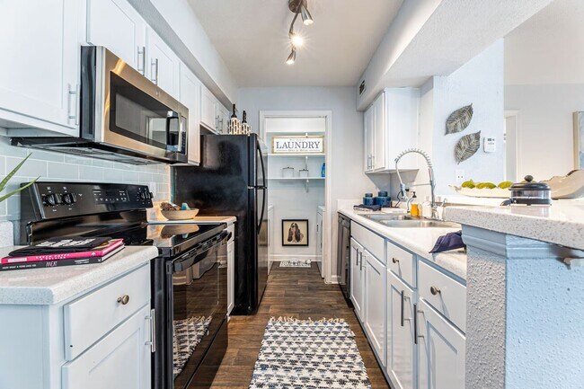 Building Photo - This Deal Gives You Something Back Unit LAC1