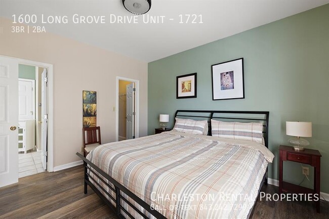 Photo - 1600 Long Grove Dr
