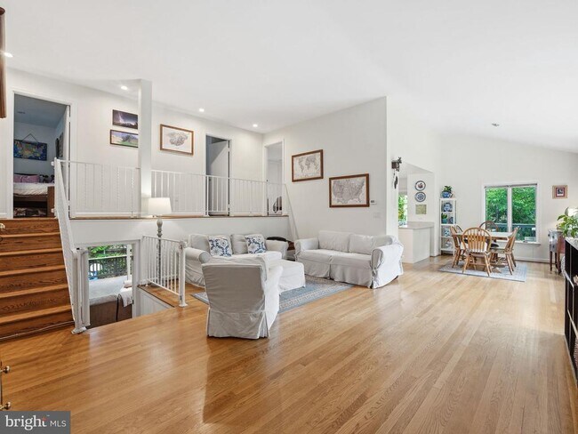 Photo - 405 Underhill Pl