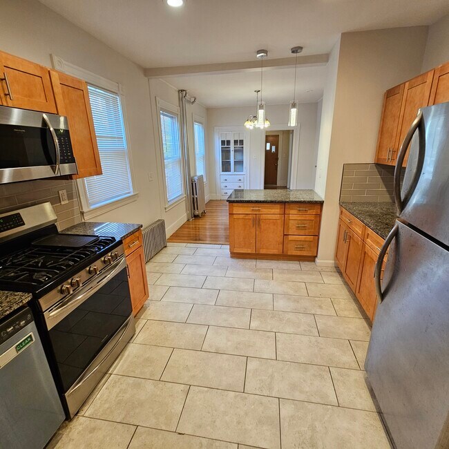 Building Photo - 384 Washington St Unit 1