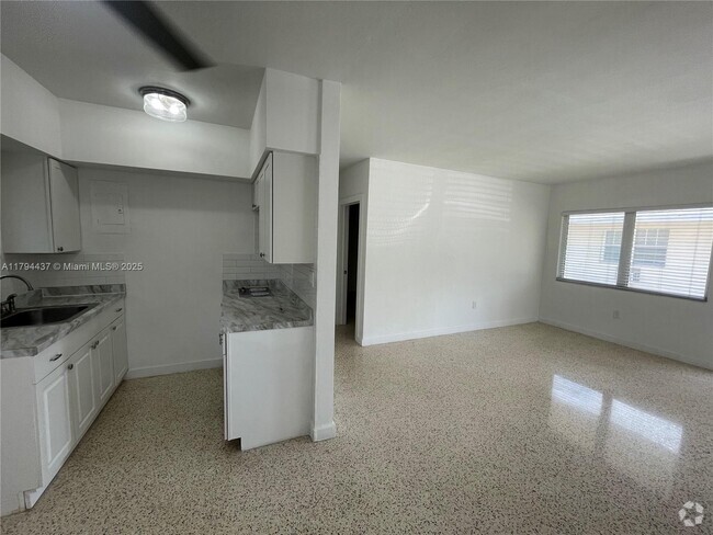 Building Photo - 940 SW 4th Ave Unit 1 Rental