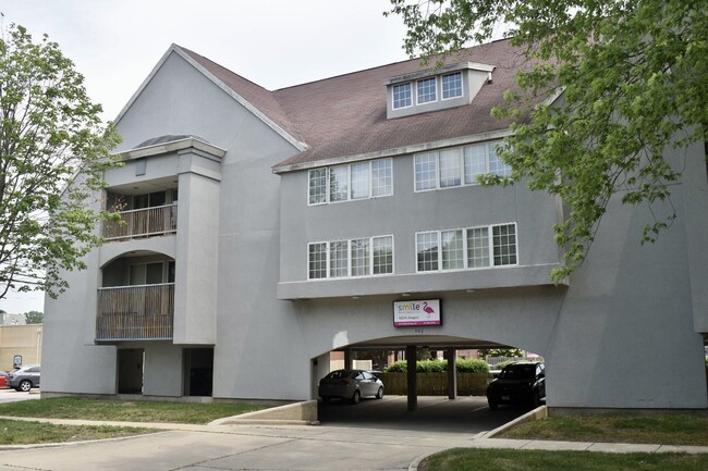 Building Photo - 402 N Gregory Rental