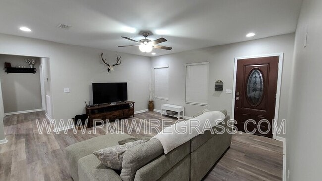 Photo - 347 Spruce Ln