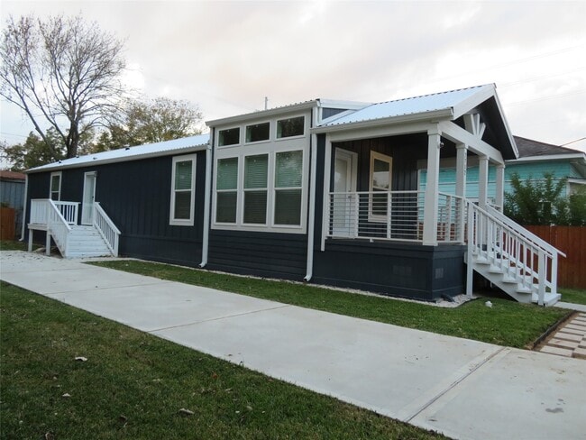 Photo - 2712 Bering St