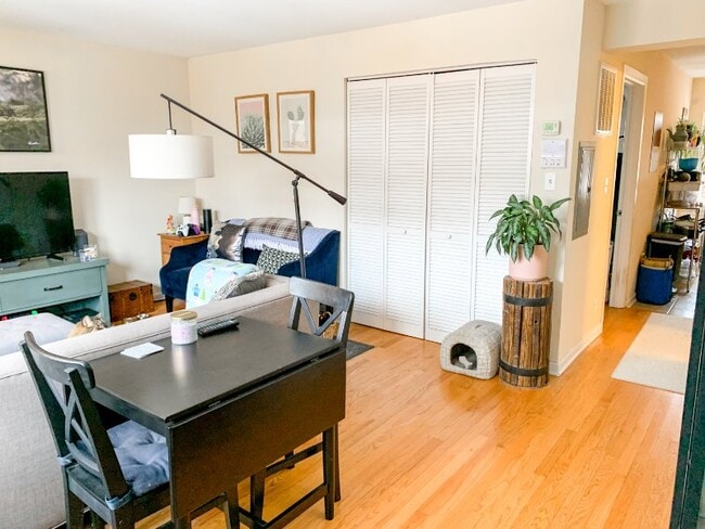 Photo - 2121 W Berwyn Ave