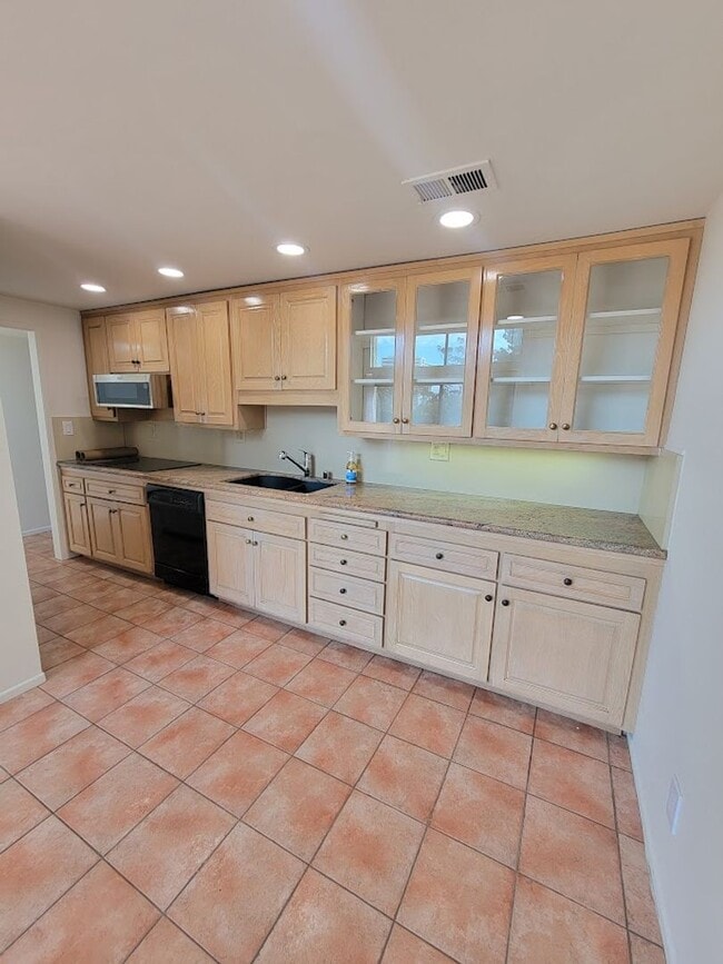 Photo - HUGE UPPER 1BD/1.5BA CONDO WITH LOFT, PARKING LAUNDRY AND 2 PRIVATE BALCONIES!! Unidad 403