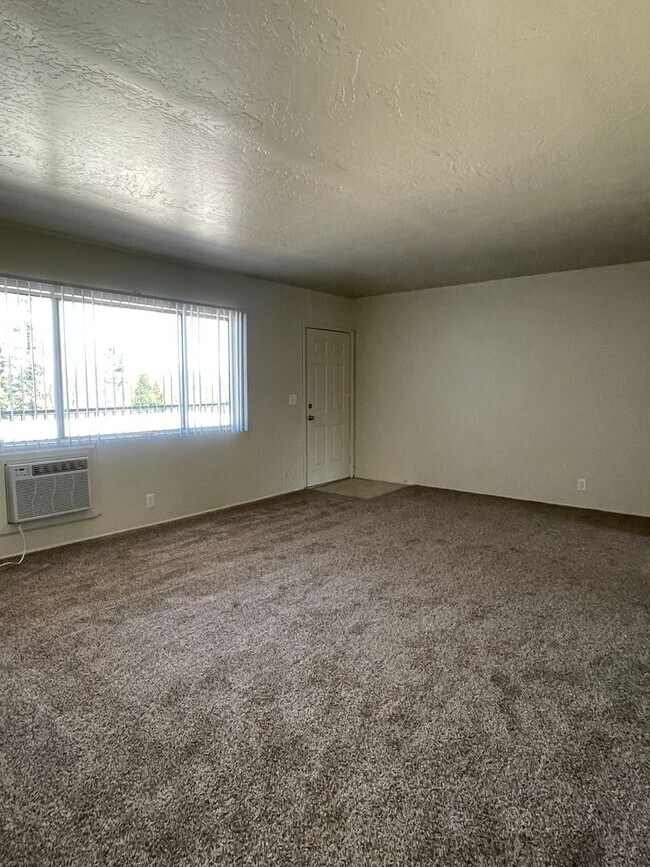Photo - SPACIOUS 2 BED 1 BATH UPSTAIRS UNIT THAT O... Unidad 1565-08