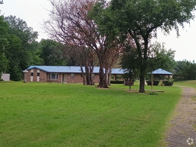 Building Photo - Country living at its BEST ! 3 bedroom 2 b... Rental