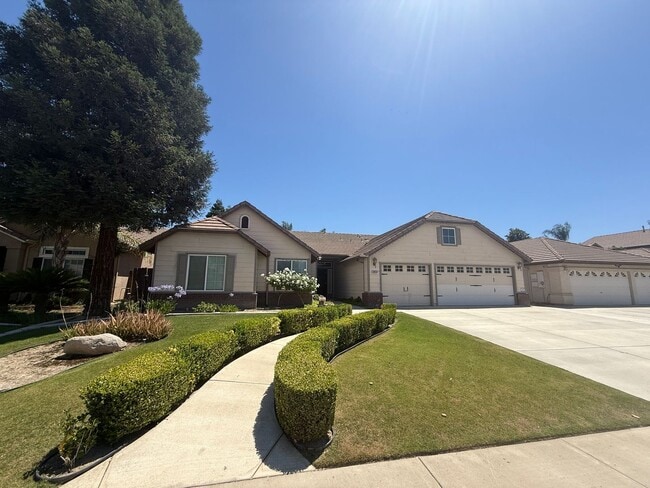 Building Photo - Beautiful 4 Bedroom, 3 Bathroom Home with Enclosed Patio & Stunning Backyard