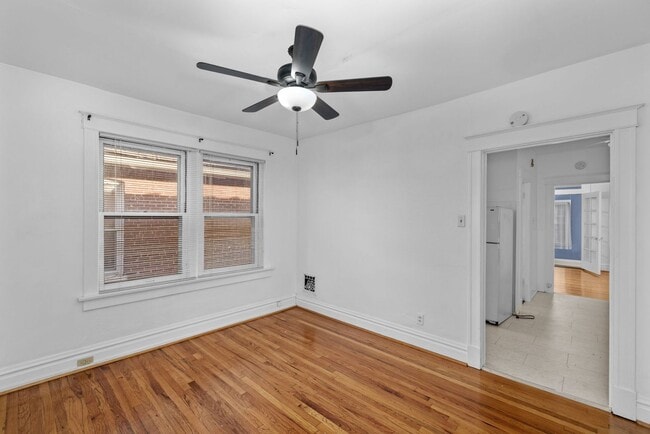 Photo - Charming 1 bedroom, second-floor in Shaw. Cats and small dogs welcome. Unidad 4110 2FL