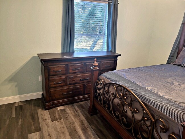 Building Photo - 1526 Lakeside Dr W