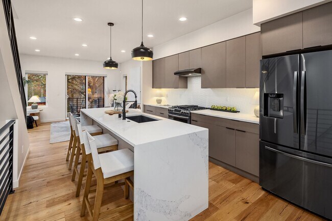 Photo - Beautiful New Townhome in Mapleleaf!