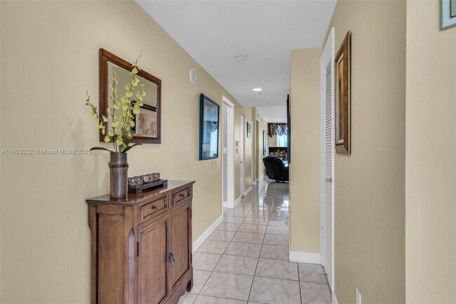 Photo - 18100 N Bay Rd Unidad 404