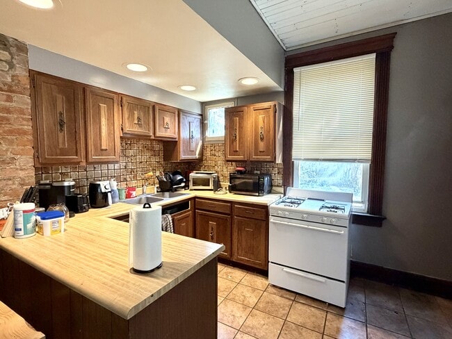 Photo - 2242 Victor St