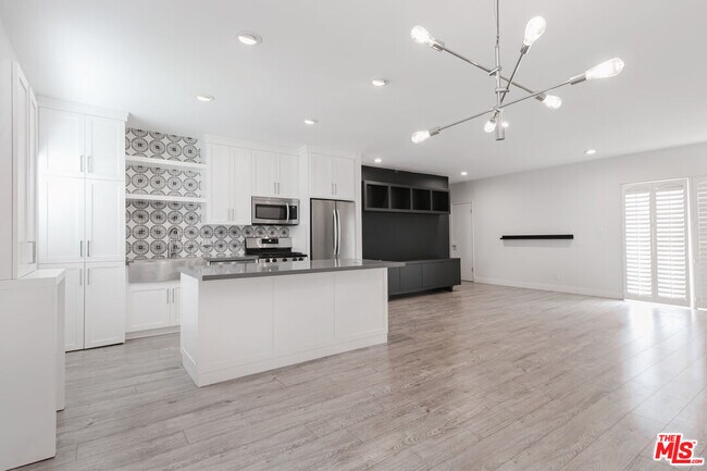 Building Photo - 1233 Laurel Ave Unit 209 Rental