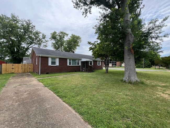 Building Photo - Updated and Spacious ranch in CAMELLIA ACRES