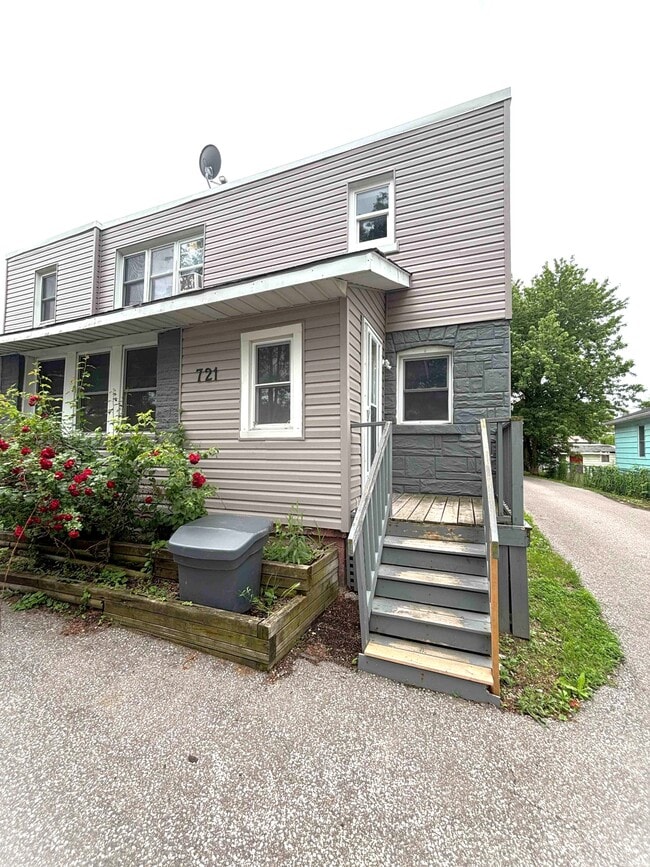 Building Photo - 721-723 Devine St Unit 1