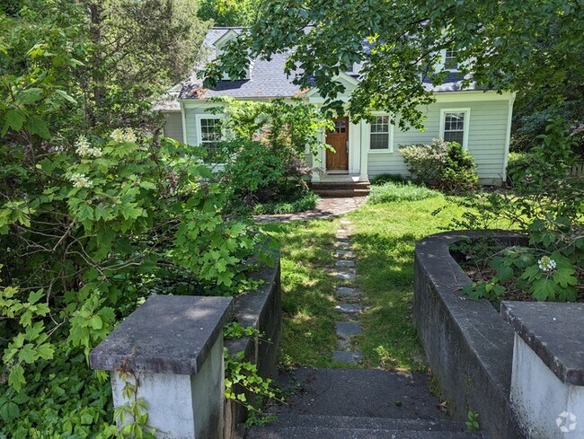 Building Photo - 10 Oakwood Dr Rental