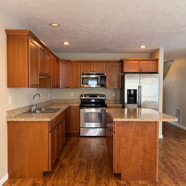Photo - Spacious 3 Bedroom, 3 Full Bathroom Townhouse!!