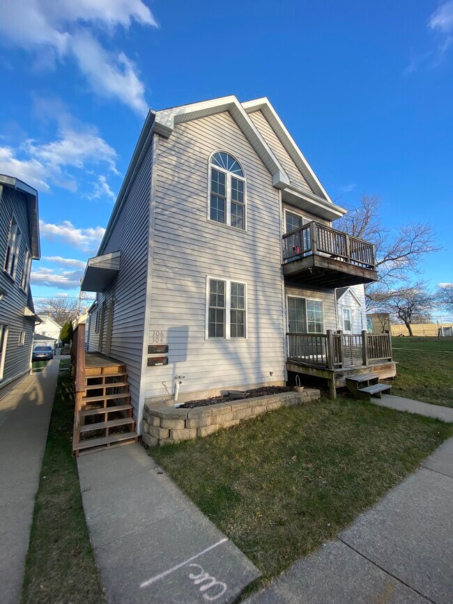 Photo - 304 S 76th St