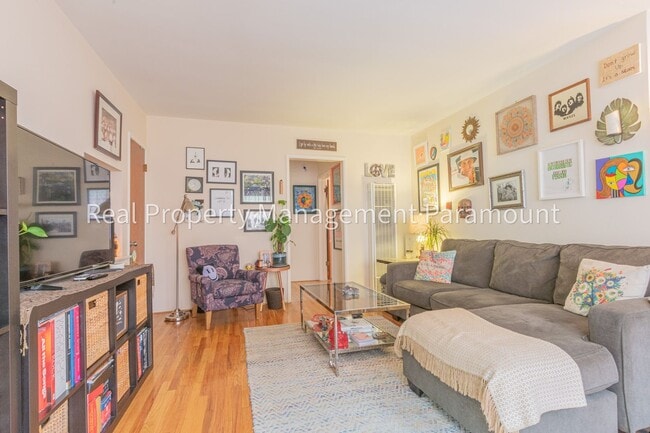 Building Photo - Really nice apartment close to the Grove Unit #2