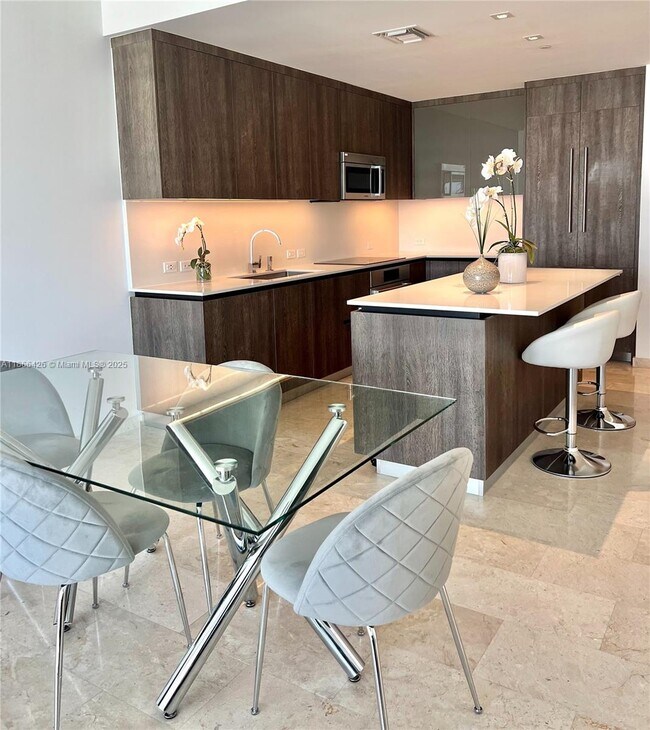 Building Photo - 88 SW 7th St Unit 3606 Rental