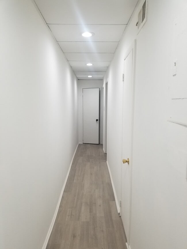 Building Photo - 76 Victory Blvd Unit 2