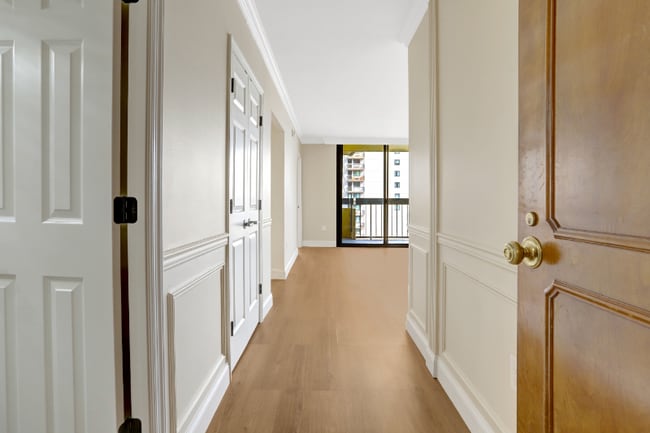 Building Photo - 400 Madison St