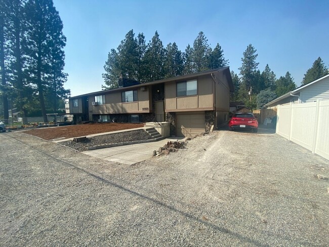 Building Photo - Nicely updated 3+ bedroom, 2 bath duplex-l... Rental