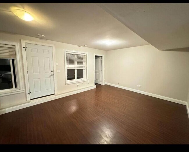 Photo - 5933-128A 128a St