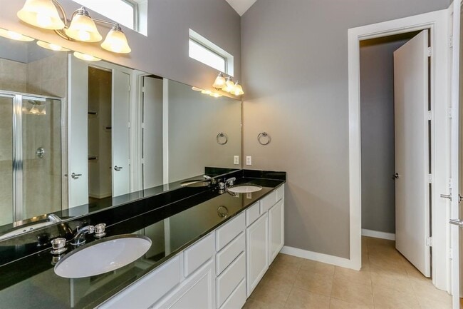 Photo - 4030 Center St